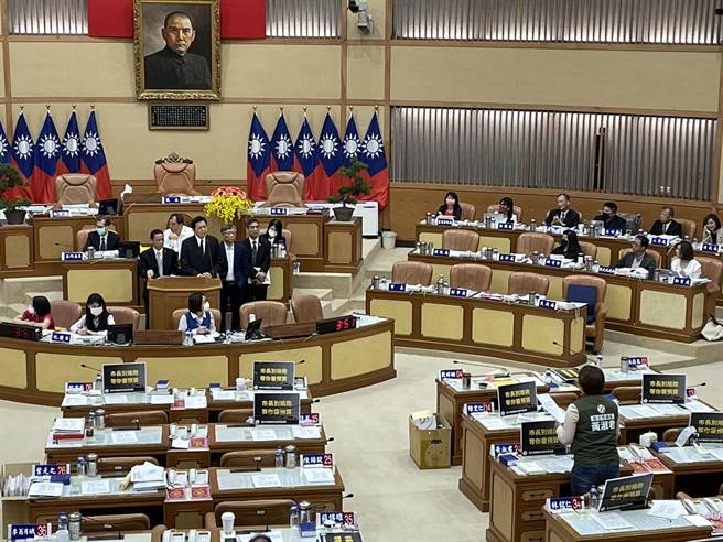 民進黨新北市議員黃淑君今在議會質詢，她表示，侯友宜被徵召後，新北市未來勢必會面臨補選市長的狀況，就可能動用第二預備金。對此，新北市副市長朱惕之強調，所有預算都用在市政工作上，一切按照預算法規定。 （蔡雯如攝）