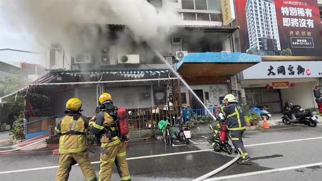 台东市中正路一家素食餐厅今天中午发生火警。 (读者提供／蔡旻妤台东传真)