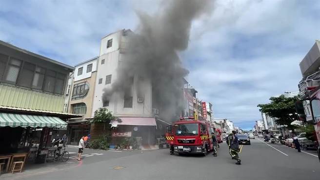 台东市中正路一家素食餐厅今天中午发生火警。 (读者提供／蔡旻妤台东传真)
