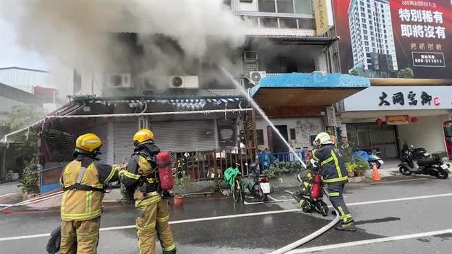 台东市中正路一家素食餐厅今天中午发生火警。 (读者提供／蔡旻妤台东传真)