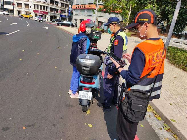 微型电动二轮车去年11月30日实施领牌纳管，使用中的微电车皆需投保强制汽车责任保险并至监理单位办理实车查核及登记号牌。（新竹市监理站提供／王惠慧新竹传真）