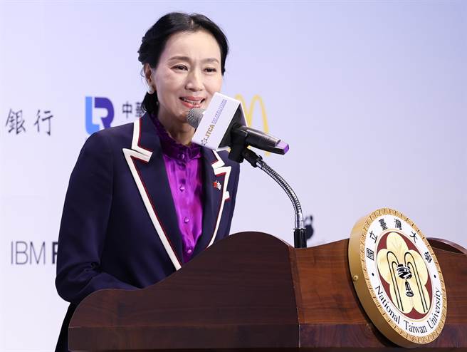 「薛智伟．坣娜犹台文化交流协会以色列台湾学子见习团」暨台大国际引水人计画将于暑假资助30位台大学生参访以色列，艺人坣娜勉励学子，把握这次的国际交流机会，深度了解犹太文化。(陈俊吉摄)