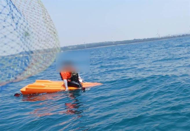 1名钓客在竹南镇龙凤渔港外海驾独木舟翻覆漂流。（读者提供／谢明俊苗栗传真）