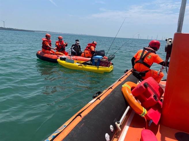 1名钓客在竹南镇龙凤渔港外海驾独木舟翻覆漂流，海巡署第3岸巡队赶往救援。（读者提供／谢明俊苗栗传真）