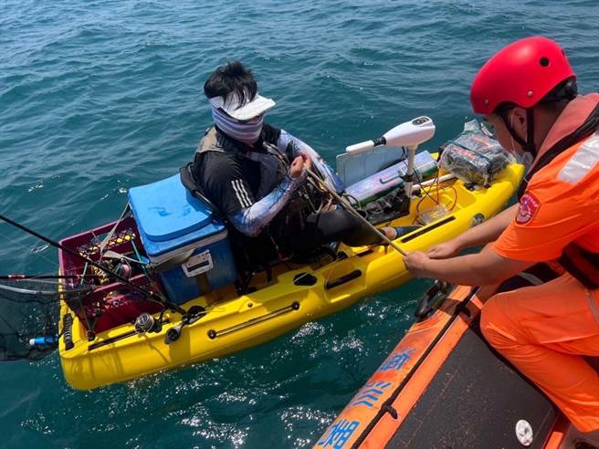 1名钓客在竹南镇龙凤渔港外海驾独木舟翻覆漂流，海巡署第3岸巡队赶往救援。（读者提供／谢明俊苗栗传真）