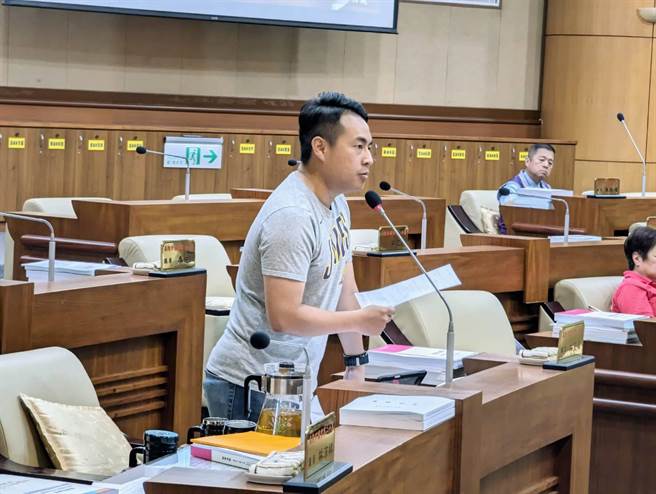 基隆市示范道路的道路改善工程，去年已完成设计，但工程延宕至今。基隆市议员林旻勋要求基隆市政府工务处说明延宕的原因。（张志康摄）