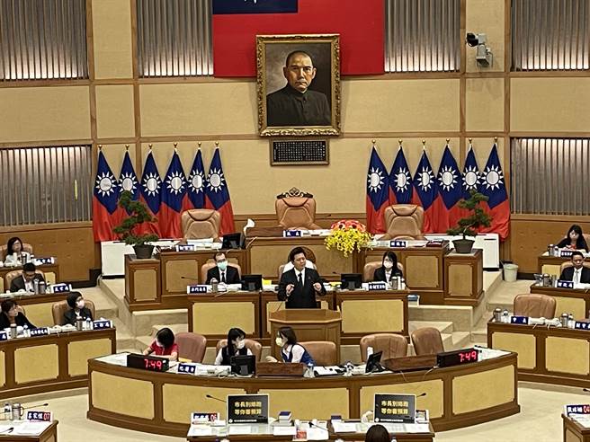 新北市议员陈启能今质询时，询问新北市副市长朱惕之「各局处首长是否保持行政中立，不会动员组织协助侯友宜竞选总统」。朱表示，市长曾在市政会议强调「公务系统、同仁一定要维持行政中立」。（蔡雯如摄）