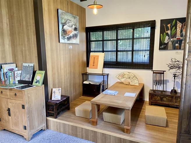 日光山森林茶书院内展出12幅黄天来老师的油画作品。（吴佩蓉摄）