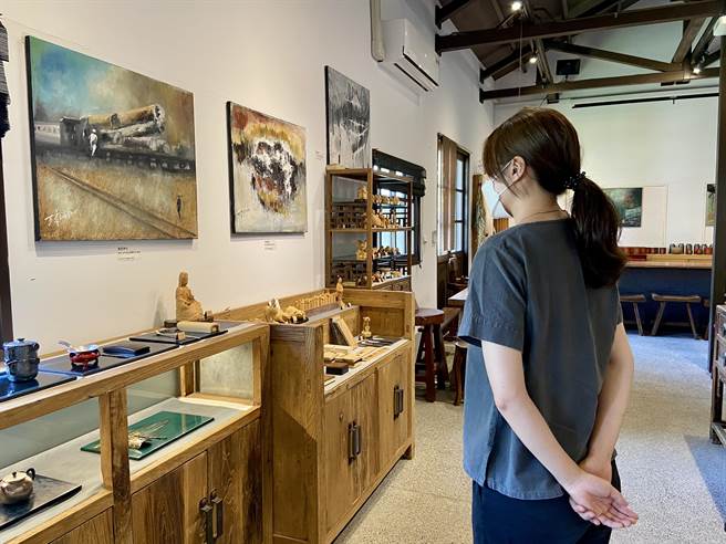 日光山森林茶书院内展出12幅黄天来老师的油画作品。（吴佩蓉摄）