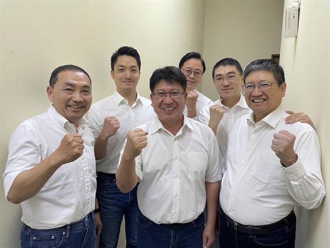 国民党中央徵召新北市长侯友宜（前左）参选2024年总统，地方首长及立委齐现身祝贺。（林思铭提供／邱立雅竹县传真）