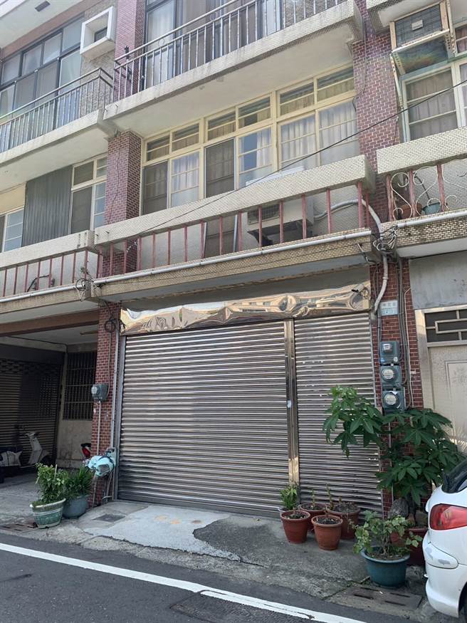 新北市长侯友宜老家大门深锁，邻居指自从侯的母亲过世后，侯家就鲜少有人出入。（吕妍庭摄）