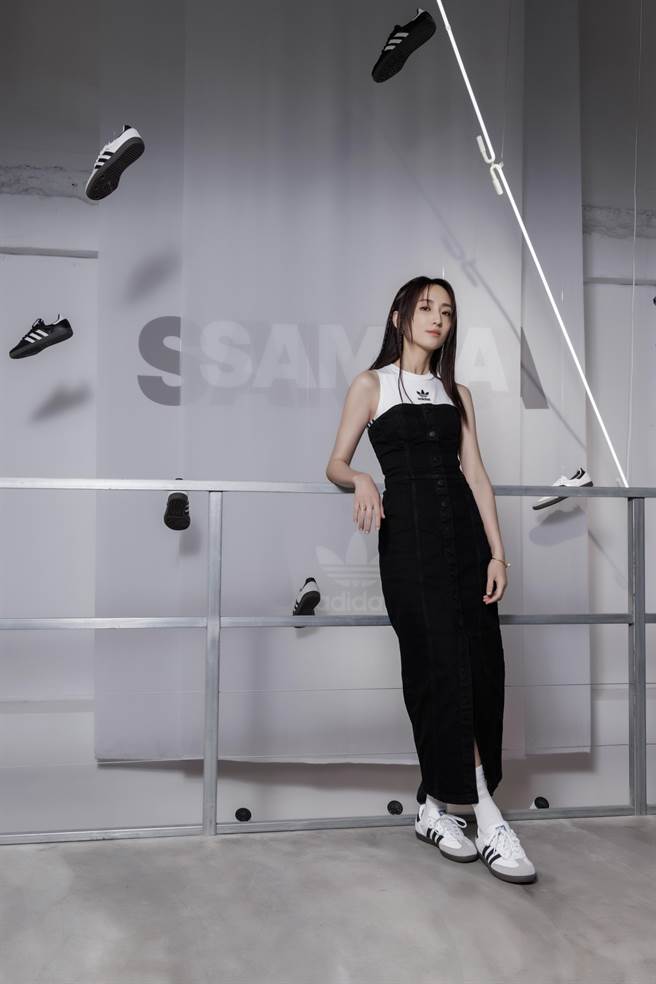 柯佳嬿称讚adidas Originals SAMBA OG时髦质感，简单却又融入流行元素。（adidas Originals提供）