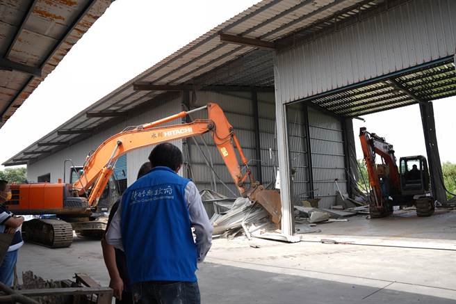 为遏止农地工厂、仓库违章歪风猖獗，新竹县府锁定湖口5违章拆除，17日当天拆除其中第3、4案。（新竹县府提供／邱立雅竹县传真）