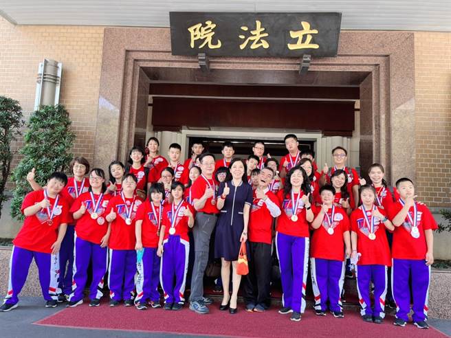 苗栗县立委徐志荣安排苗栗特教学校啦啦队参观总统府及立法院。（徐志荣办公室提供／谢明俊苗栗传真）