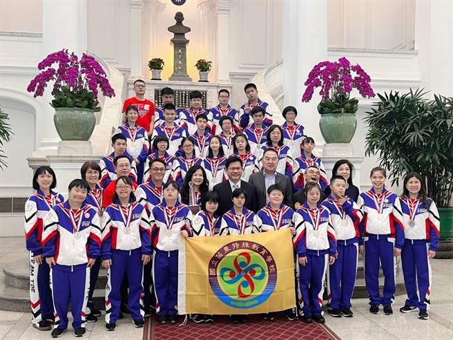 苗栗县立委徐志荣安排苗栗特教学校啦啦队参观总统府及立法院。（徐志荣办公室提供／谢明俊苗栗传真）