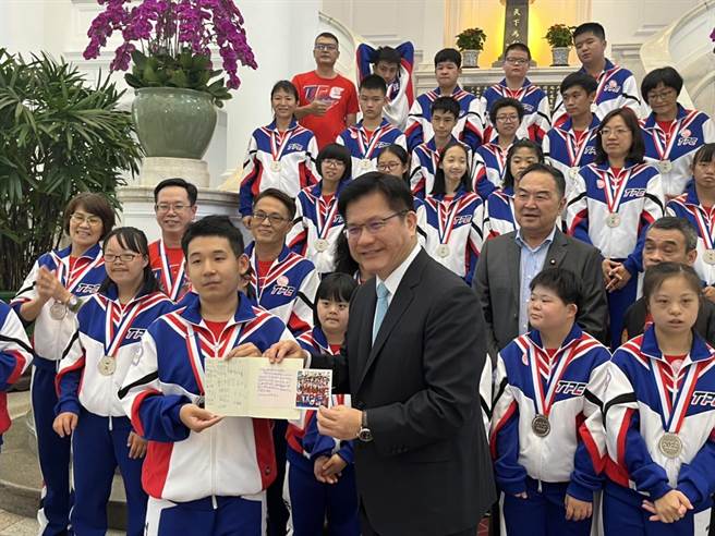 苗栗县立委徐志荣安排苗栗特教学校啦啦队参观总统府及立法院。（徐志荣办公室提供／谢明俊苗栗传真）