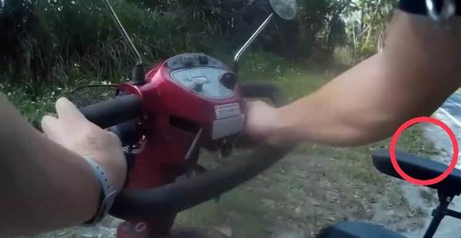 81岁老翁电动车电池耗尽待救援，员警竟目睹老翁身边出现一条眼镜蛇。（警方提供／王志伟花莲传真）