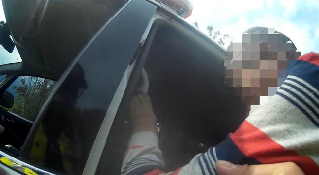 天热蛇乱窜，老翁受到眼睛蛇威胁，在员警护送下搭警车返家。（警方提供／王志伟花莲传真）