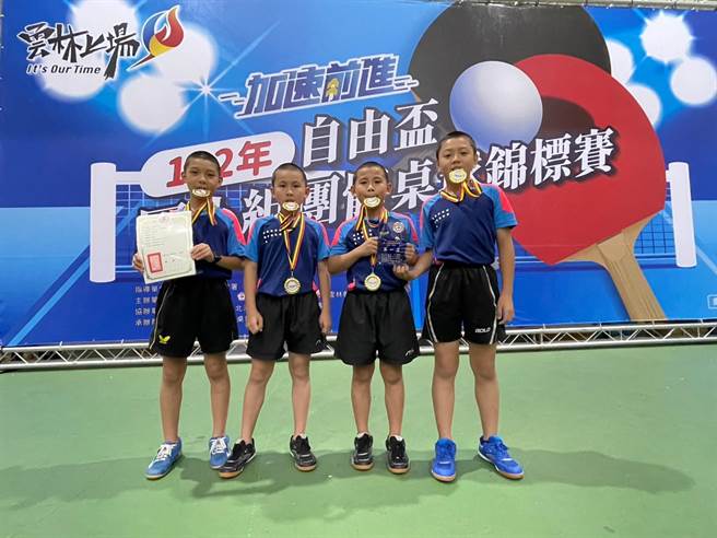 4位小将全部剃了三分小平头，象徵「全力以赴、坚持到底」的决心。(图／金门县教育处提供)