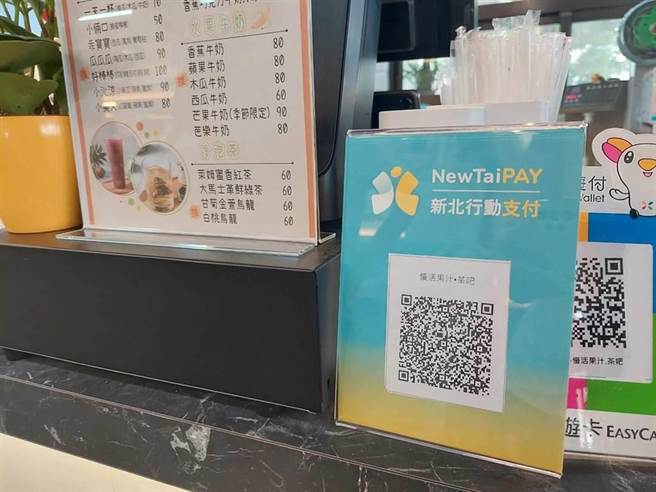 新北市政府斥资6396万元，打造新北行动支付APP（NewTaiPAY）服务，不过，新北市议员顏蔚慈今质询时称，截至4月底，NewTaiPAY消费金额只有357万余元，使用人次仅有7万人。对此，研考会表示，今年将携手更多在地店家推动。（陈慰慈摄）