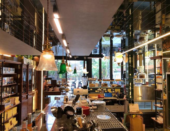 「E'Z Chocolat」吧台开放透明、灯光明亮，一进门可见玻璃橱窗内各种展示商品，以及扑鼻而来的巧克力、咖啡香气。(翻摄自E'Z Chocolat脸书粉专)