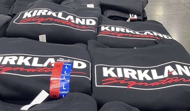 一名女网女近日在好市多买到一款科克兰联名刷毛衣在特价，秒买回家。（翻摄自Costco好市多 商品经验老实说）