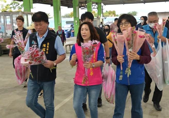 国民党徵召新北市长侯友宜成为2024总统参选人，国民党台东县党部主委吴秀华（中）今天表示，全党团结力挺。（摘自吴秀华脸书）