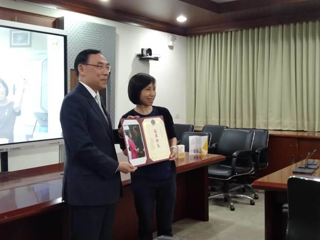 励志梦想学院的学生感谢法务部长蔡清祥（陈志贤摄）