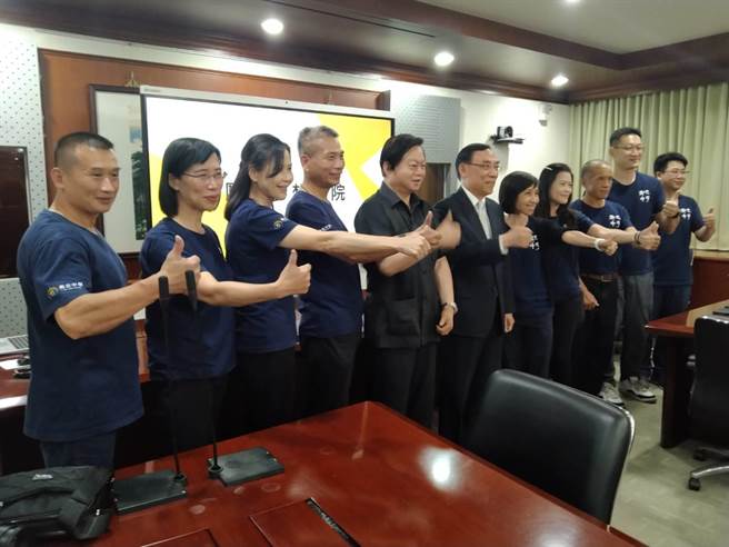 法务部长蔡清祥与励志梦想学院干部合影（陈志贤摄）