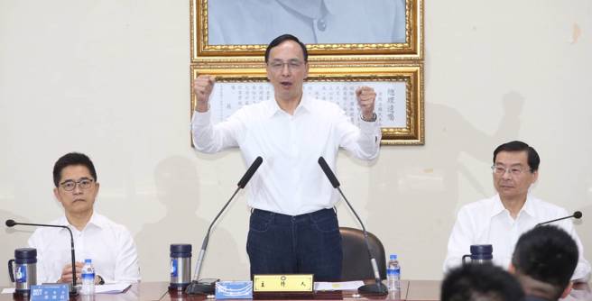 国民党主席朱立伦17日在中常会上宣布徵召新北市长侯友宜参选2024总统大选。（ 王英豪摄）