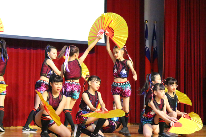 各校节目包括管弦乐、扇舞、热舞、古筝、曲棍球表演赛、跆拳道武术等，展现年轻学子无限青春活力。(戴志扬翻摄)