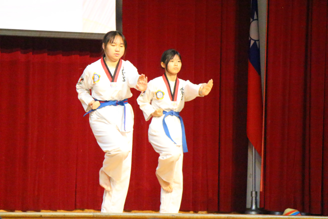 各校节目包括管弦乐、扇舞、热舞、古筝、曲棍球表演赛、跆拳道武术等，展现年轻学子无限青春活力。(戴志扬翻摄)