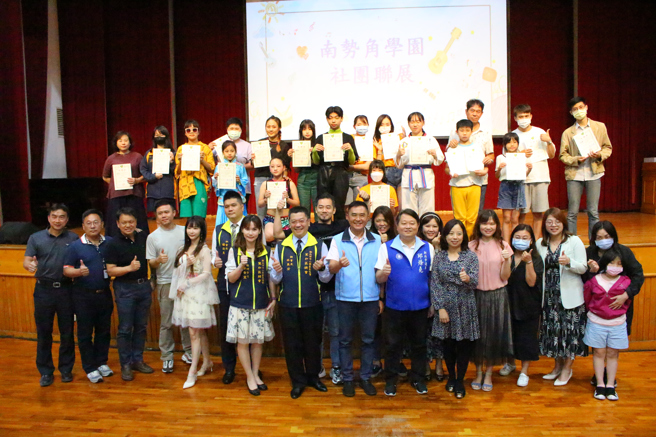 新北市议员邱烽尧、驻区督学苏庭暄都蒞临现场勉励、指导，学园各校校长、家长会长也都到现场鼓励同学。(戴志扬翻摄)