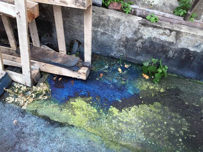 台南市政府环保局稽查人员发现安南区和顺工业区某纸器工厂周遭排水沟出现「蓝眼泪」痕迹。（环保局提供／洪荣志台南传真）