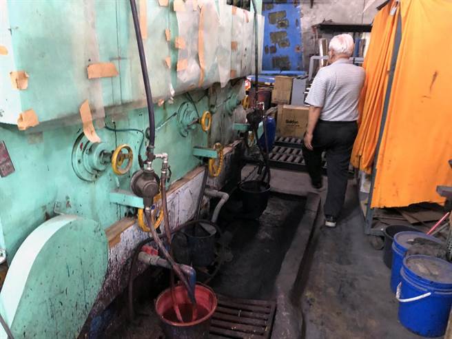 台南市安南区和顺工业区某纸器工厂清洗时，不慎打翻水性顏料污染排水沟，被环保局稽查发现依法开单告发。（环保局提供／洪荣志台南传真）