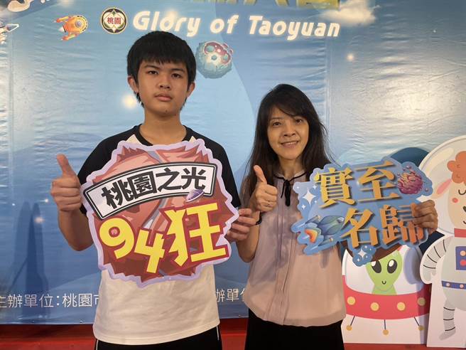 桃园市兴南国中曹纮睿（左）勇夺全国手语演讲组特优，获桃园之光表扬。（吕筱蝉摄）