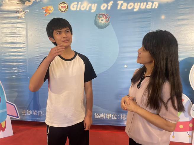 桃园市兴南国中曹纮睿（左）勇夺全国手语演讲组特优，获桃园之光表扬。（吕筱蝉摄）