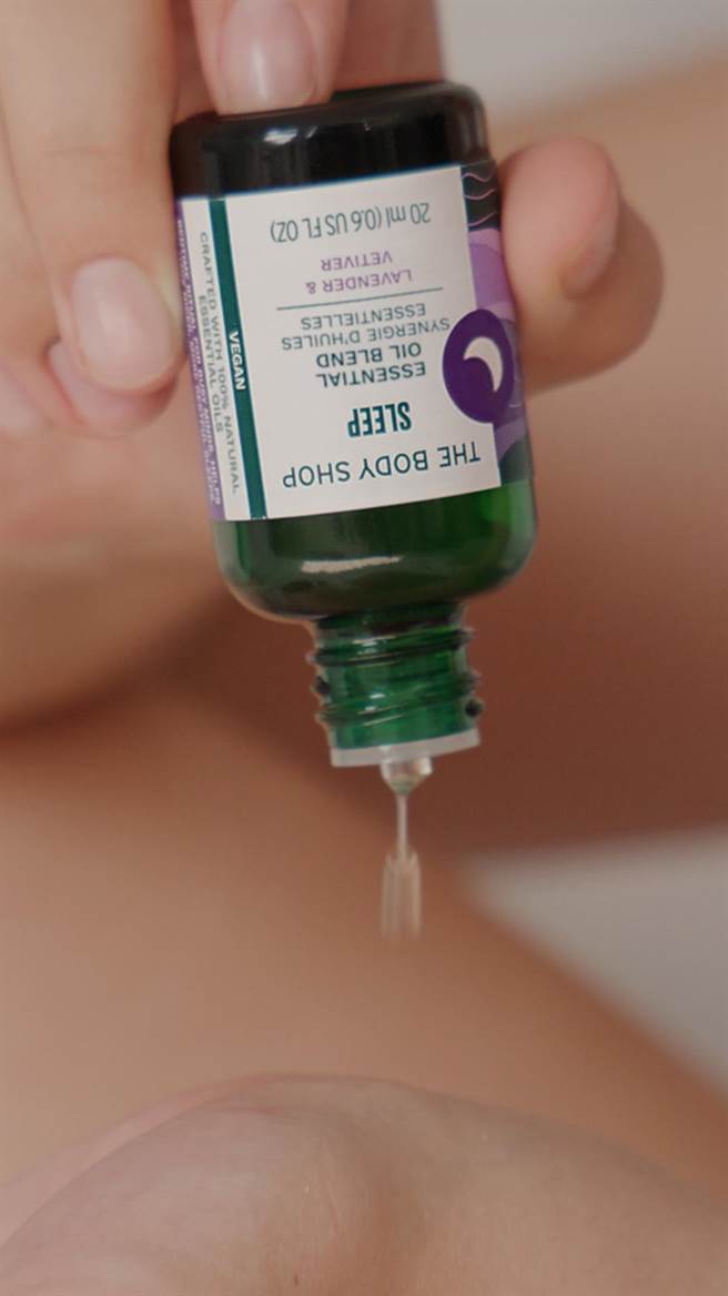「The Body Shop」舒心精萃油，泡澡时滴入适量使用，舒压放松，一夜好眠。（神旺商务酒店、The Body Shop提供）