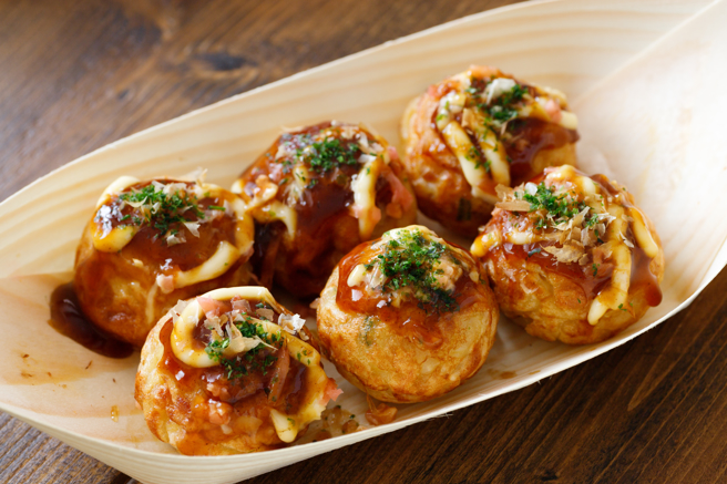 有网友近日发现，夜市小吃章鱼烧的价格默默调涨为一盒70元。（示意图／shutterstock）