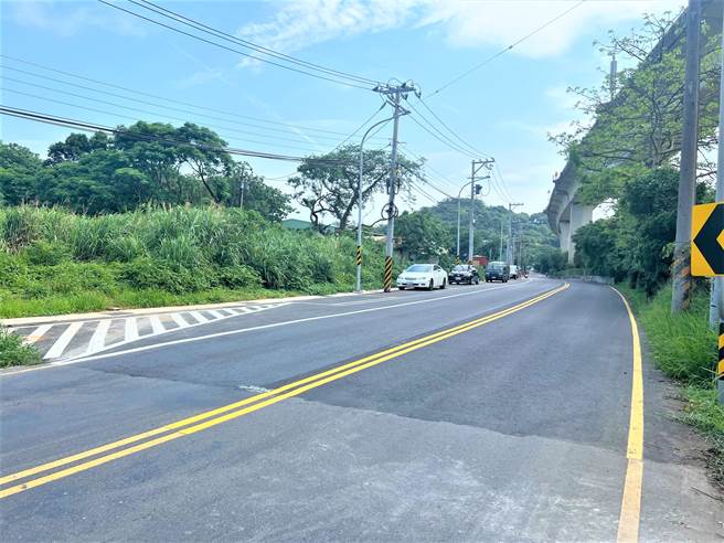 桃市府办理杨梅区裕成路拓宽第2期工程，将原宽7至9公尺的道路，拓宽至12公尺。（工务局提供／蔡明亘桃园传真）