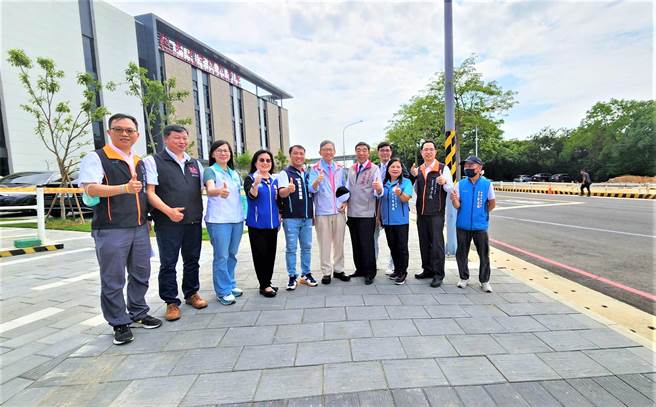 桃园市副市长王明鉅17日下午前往视察杨梅区道路改善情形。（工务局提供／蔡明亘桃园传真）