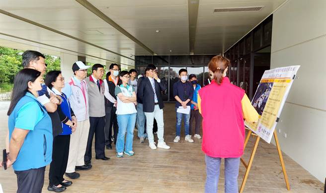 桃园市副市长王明鉅17日下午前往视察杨梅区道路改善情形。（工务局提供／蔡明亘桃园传真）