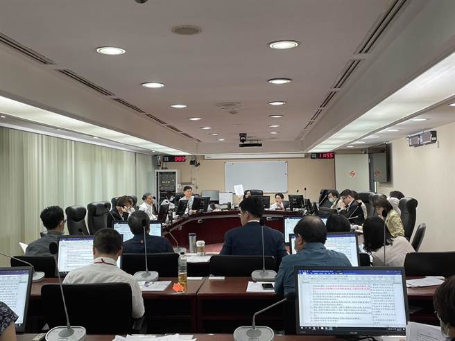 台北市劳动局欲新增补助劳工因加班费或退休费衍生诉讼补助费，市议员林延凤及国民党团则提案希望再扩大补助范围。（蔡佩珈摄）