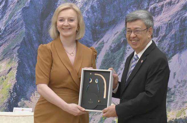 行政院长陈建仁17日接见英国前首相特拉斯（Liz Truss）。（摘自行政院直播）