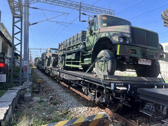 台铁一列载运军方车辆、装备列车因车头故障停在铁道上，2小时后才排除状况。（曹婷婷摄）