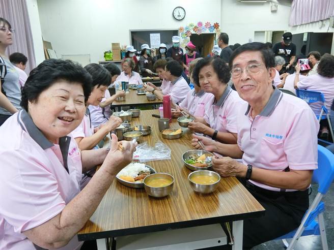 社会关怀据点共餐服务相当吸引老人，而共餐的欢乐气氛则有助于长辈促进食欲及营养吸收。（社会局长青中心提供／林雅惠高雄传真）