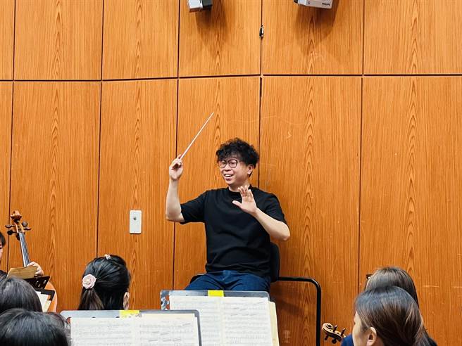 马勒国际指挥大赛金奖得主、新加坡指挥家黄佳俊来台，将首次与台北市立交响乐团合作，演出布拉姆斯作品。（台北市立交响乐团提供）