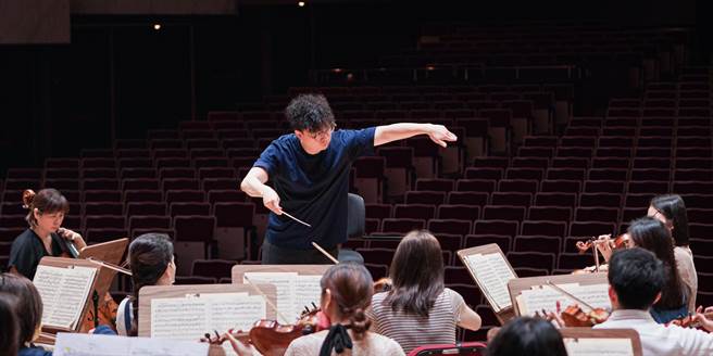 新加坡指挥家黄佳俊是指挥大师库特．马索的弟子。（台北市立交响乐团提供）