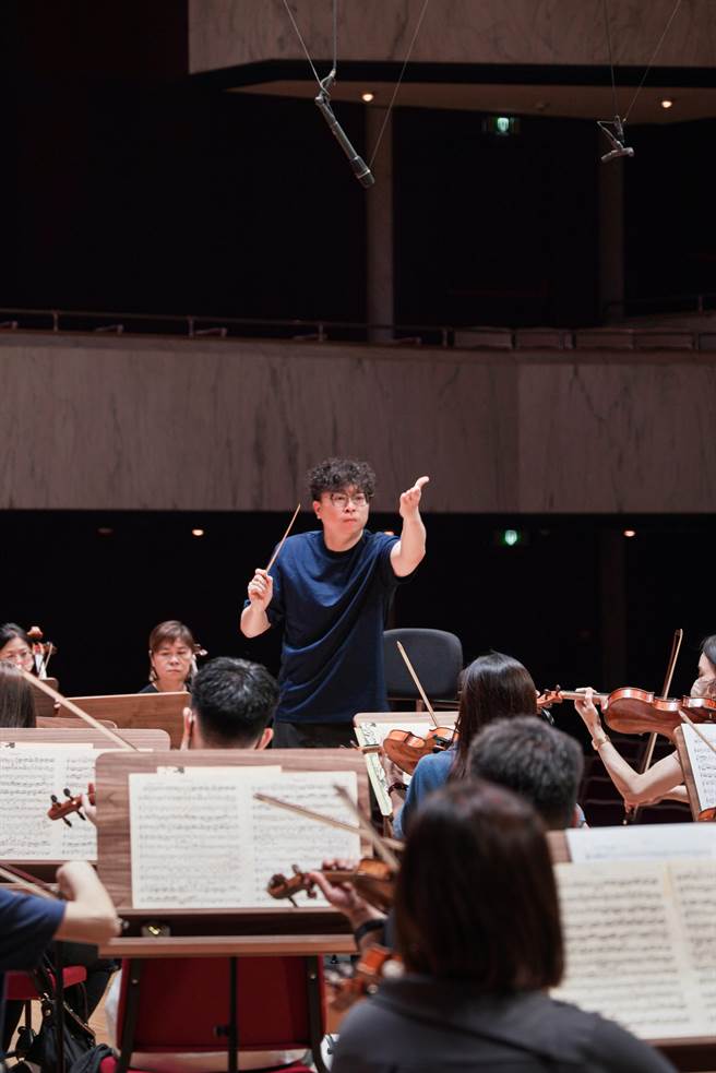 新加坡指挥家黄佳俊从指挥大师库特．马索身上，学到呼吸对音乐表现的重要性。（台北市立交响乐团提供）