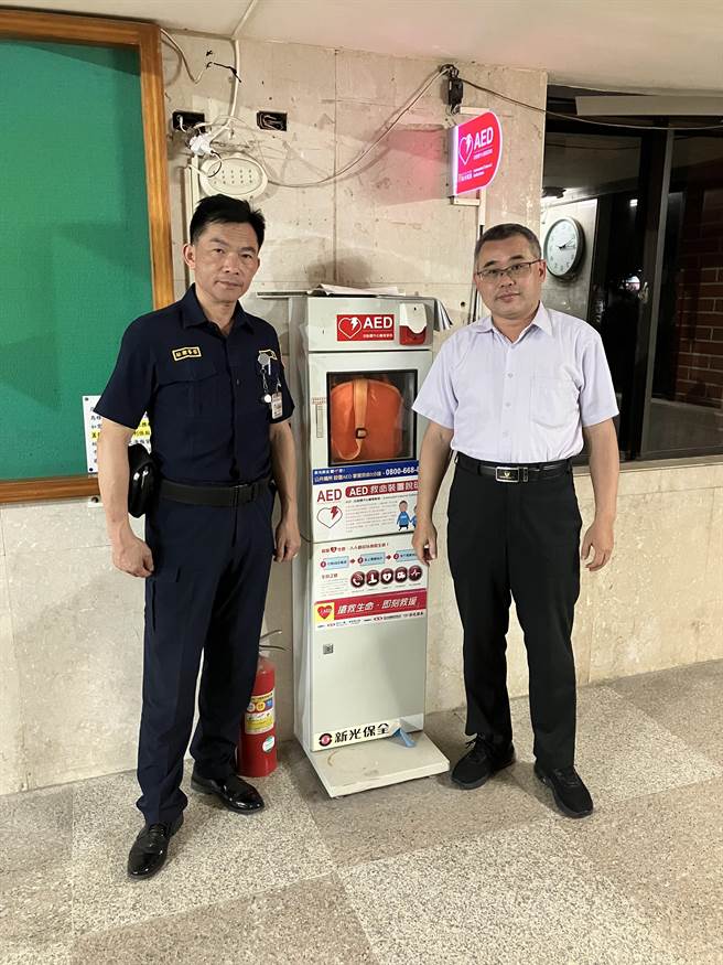 在新竹县消防局担任义消的县府驻卫警曾志明（左）和县长公务车司机吴声煌合力将倒地民眾拉出鬼门关。（竹县消防局提供／邱立雅竹县传真）